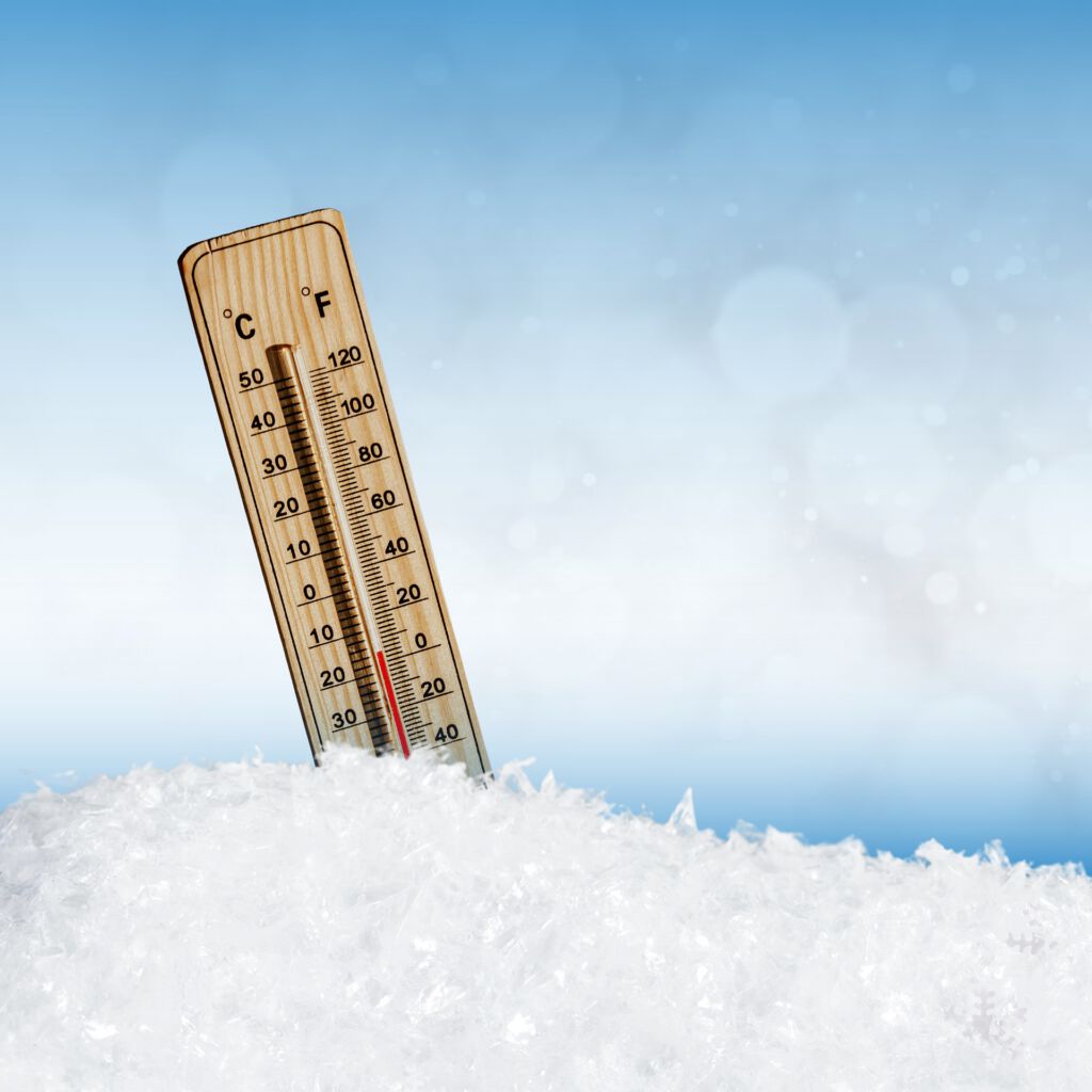 Ein Thermometer steckt im Schnee