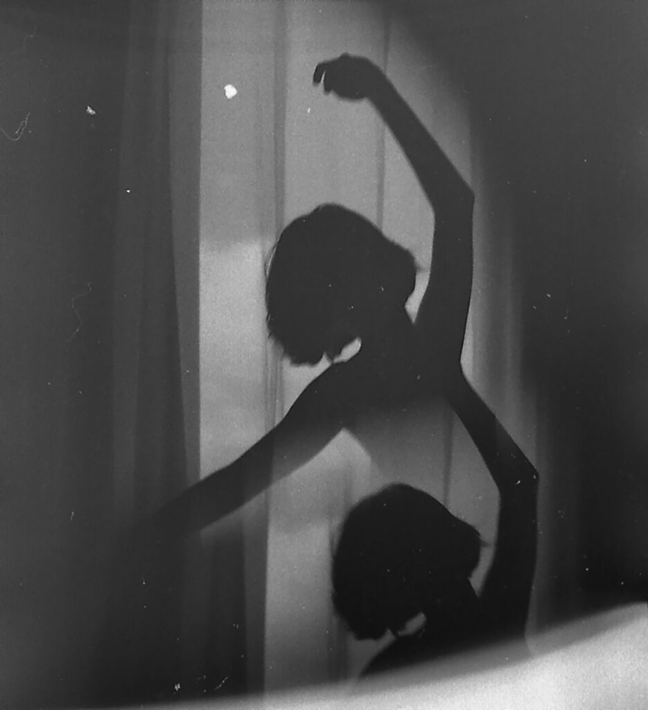Silhouette einer Frau beim Tanzen