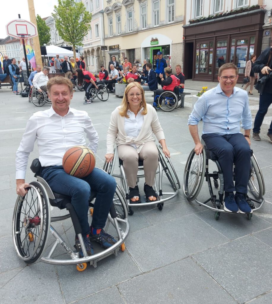 Vizebürgermeister Gerhard Kroiß, Vizebürgermeisterin Christa Raggl-Mühlberger, Bürgermeister Dr. Andreas Rabl beim Rollstuhl Basketball