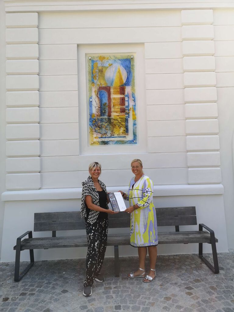 Die Künstlerin Dr. Isabella Scharf-Minichmair mit Vizebürgermeisterin Christa Raggl-Mühlberger